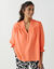 Blouse unie col tunisien, manches coudes smock&eacute;es (corail)