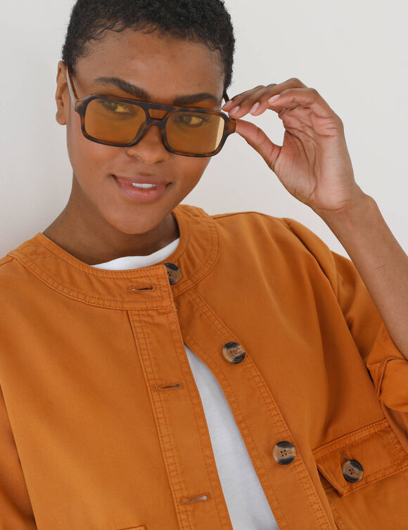 Veste unie boutonn&eacute;e, col rond (caramel)