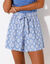 Geknoopte short in soepele viscose, bedrukt (blauw / ecru)