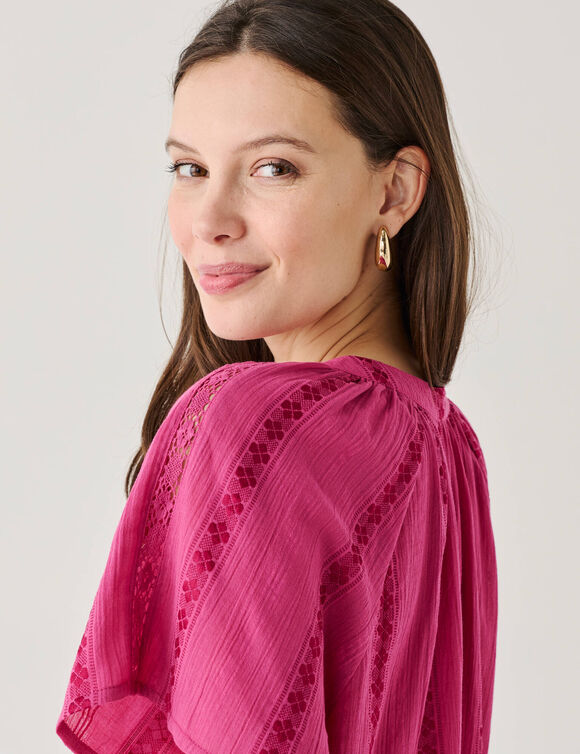 Blouse manches courtes finitions en macram&eacute;, unie (framboise)