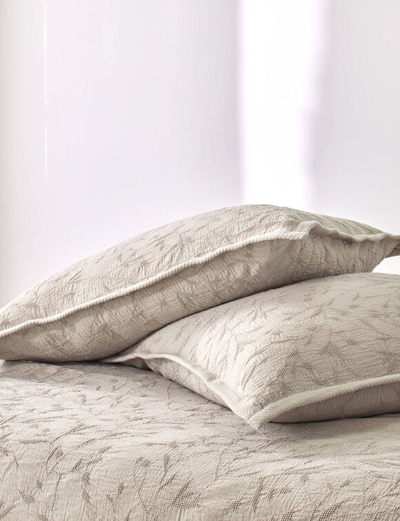 Jet&eacute; de lit jacquard gaufr&eacute; "feuillage" (beige)