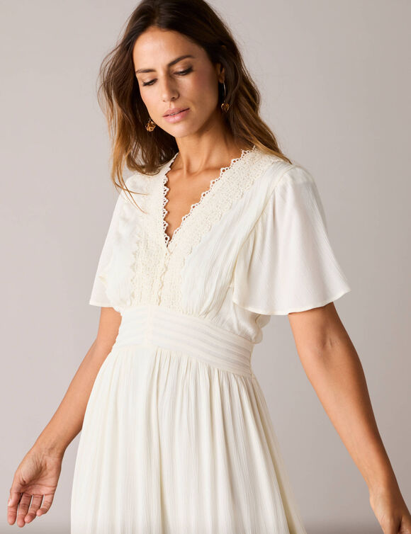 Robe longue en cr&eacute;pon et macram&eacute; (&eacute;cru)