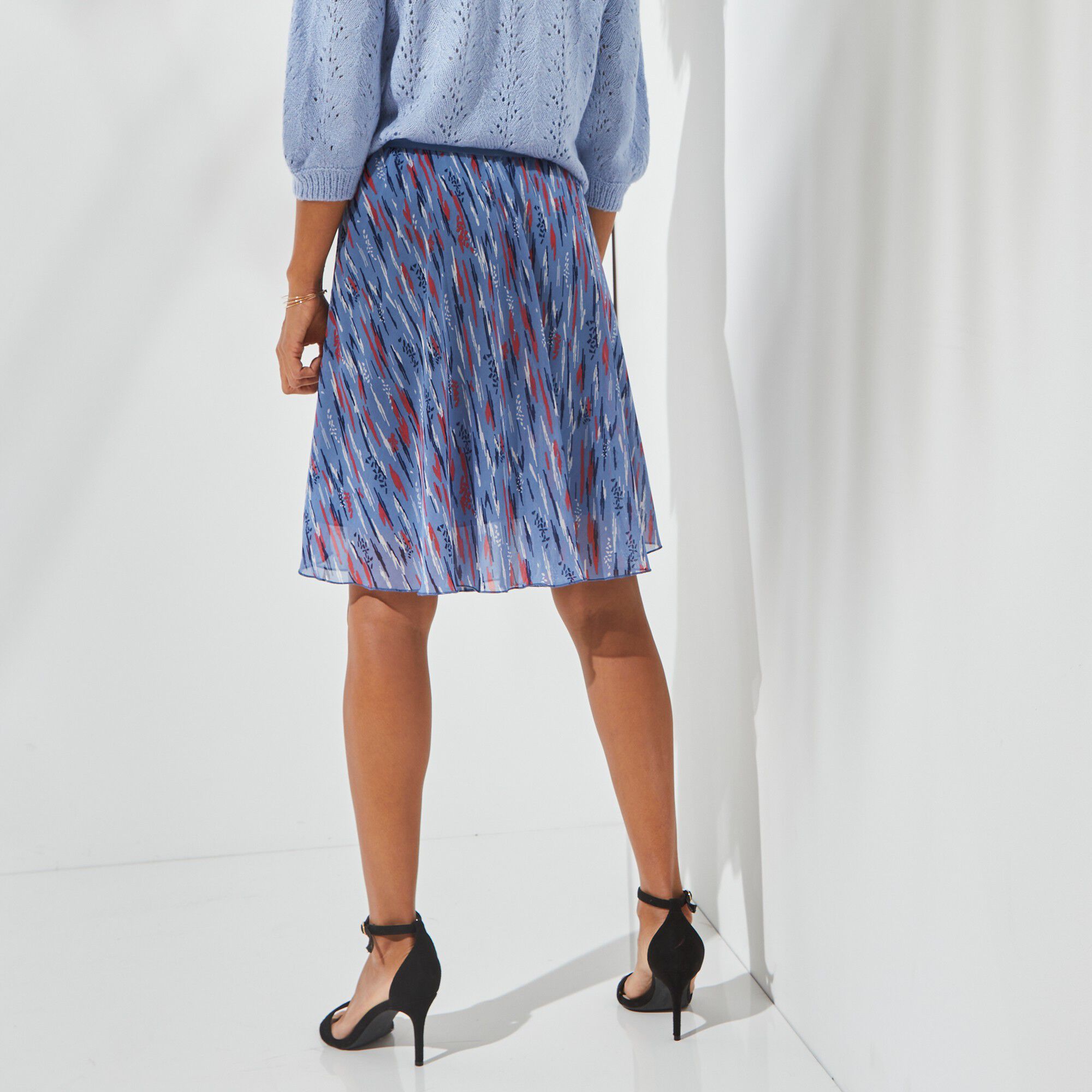 Blanche porte jupe courte 2025