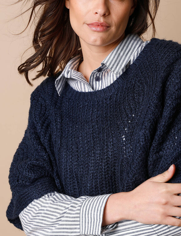 Poncho-trui met mouwen tot aan de ellebogen, in patenttricot en met kabels (marine)
