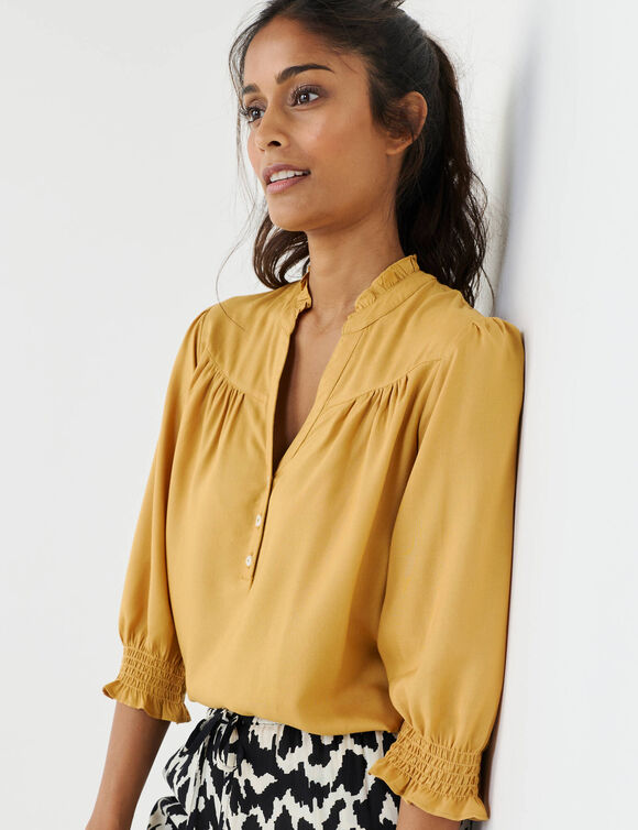 Blouse unie col tunisien, manches coudes smock&eacute;es (curry)