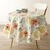Tafellaken in toile cirée met grote bloemenprint (geel / koraal)