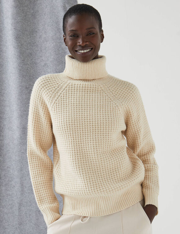 Pull col roul&eacute; en maille fantaisie (&eacute;cru)