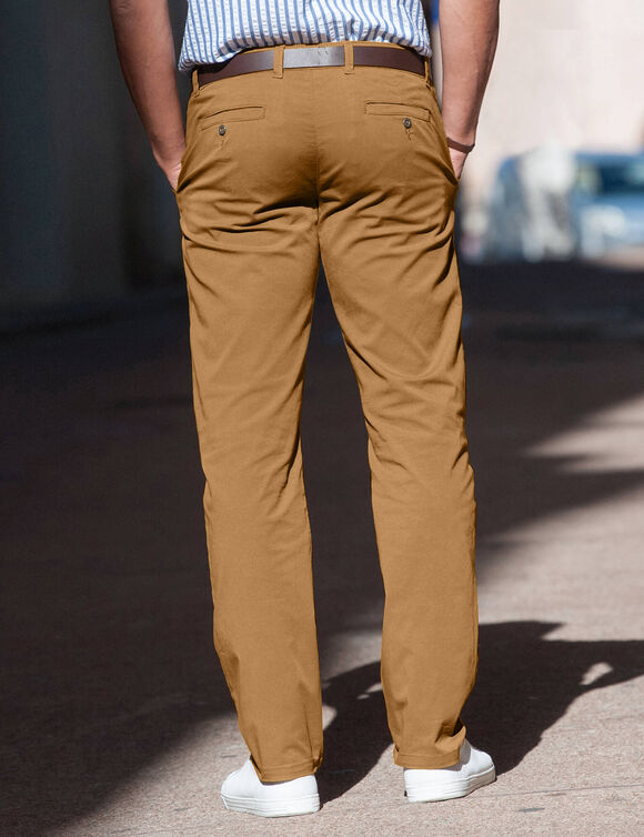 Chino broek, afgerond onder de buik (karamel)
