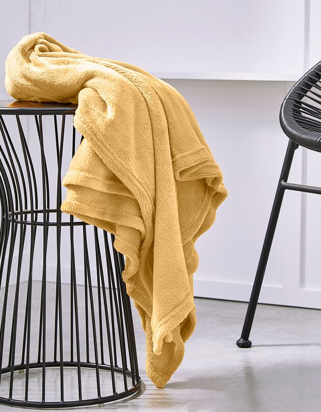 Plaid in fleece met pluchetouch (oker) Plaid in fleece met pluchetouch (oker)