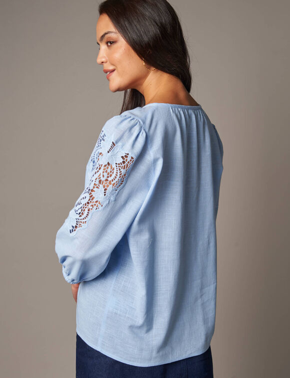 Blouse unie macram&eacute;, manches brod&eacute;es (bleu ciel)