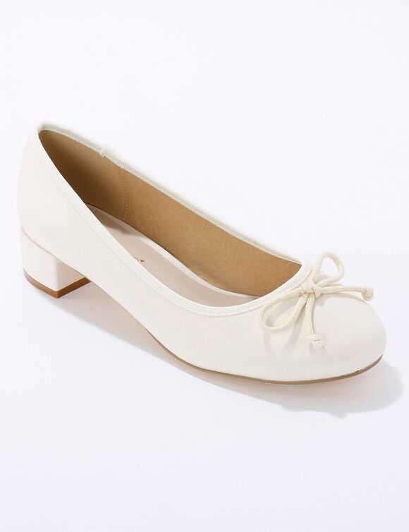 Ballerina's met laag hakje (cr&egrave;me)