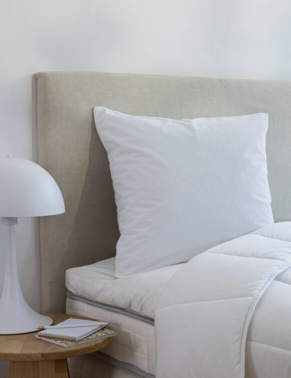 Sous-taie &eacute;ponge imperm&eacute;able anti-acariens Essential&reg; (blanc)