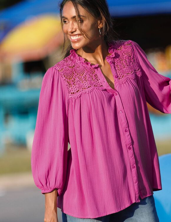 Chemisier col volant&eacute;, cr&eacute;pon et macram&eacute; (rose indien)