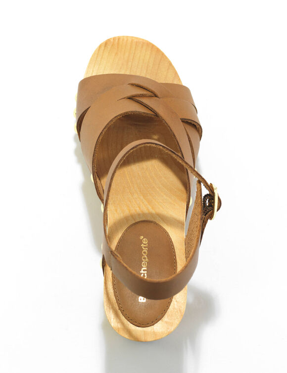  Leren klompen met studs, houten hak (karamel)
