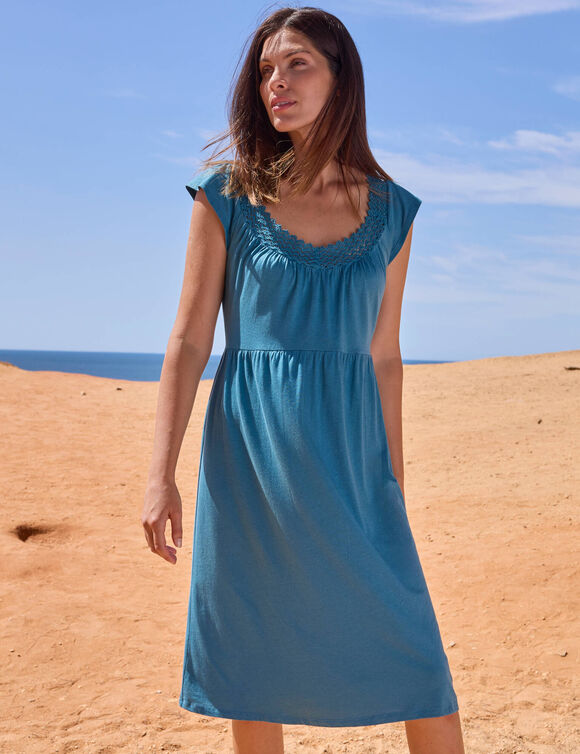 Robe courte en maille, d&eacute;collet&eacute; macram&eacute; (&eacute;meraude)