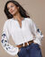 Blouse brodée, col rond (écru / bleu)