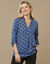Blouse col tunisien imprimé pois, crêpe (bleu / noir)