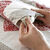 Linge de lit Lovely en coton imprim&eacute; coeurs (taupe / rouge)