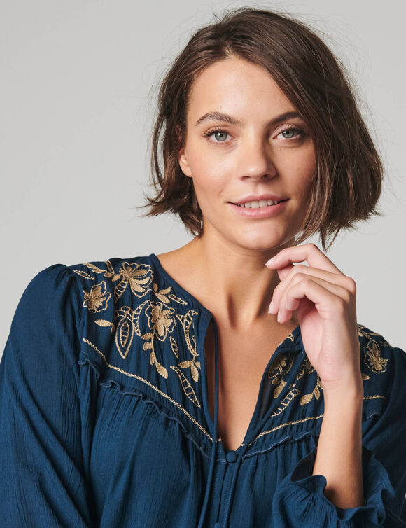 Chemisier brod&eacute;, col rond fendu, cr&eacute;pon (bleu / beige)