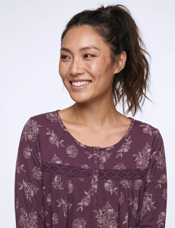 Chemise de nuit longue manches longues imprim&eacute;e "roses" (prune / rose)