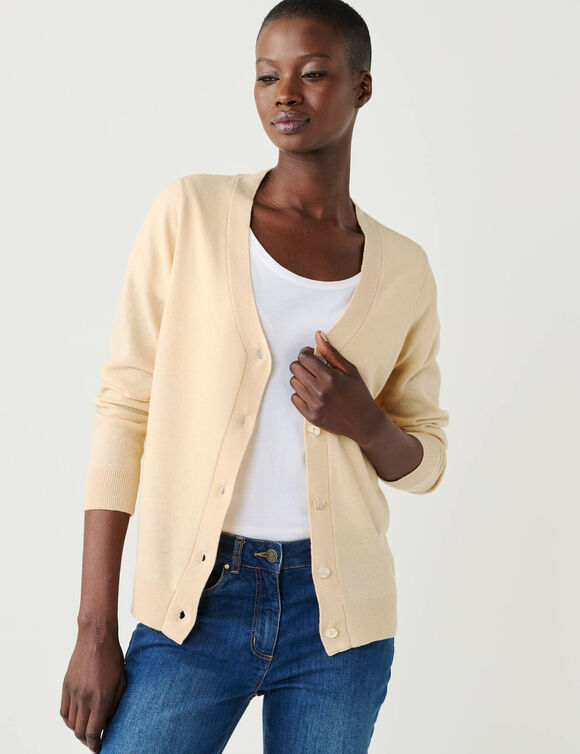 Gilet boutonn&eacute; col V, laine d'agneau (beige)