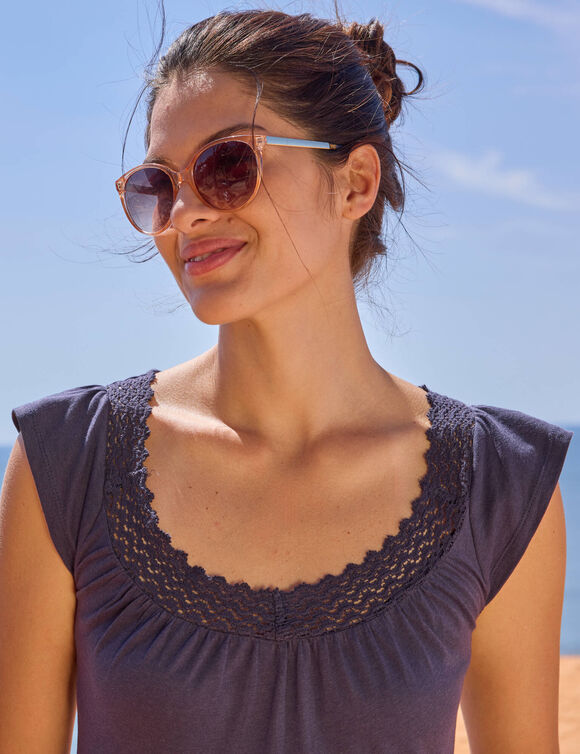 Robe courte en maille, d&eacute;collet&eacute; macram&eacute; (marine)