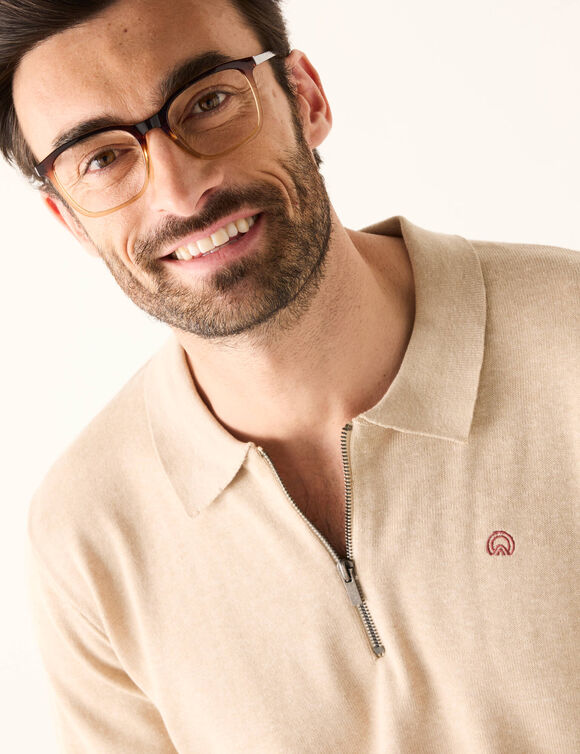 Pull fin col polo zippé broderie poitrine (beige clair)