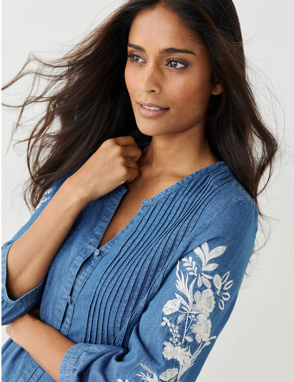 Tunique boutonn&eacute;e &agrave; plis brod&eacute;e, jean l&eacute;ger (bleached / &eacute;cru)