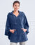 Poncho in fleece met pluchetouch en kap (blauw)
