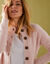 Cardigan in harig fantasietricot met knopen (poederroze)