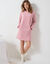 Kort nachthemd in fleece met pied-de-coq print (roze)