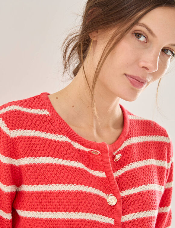Cardigan ray&eacute; &agrave; boutons officier, maille fantaisie. (rouge / &eacute;cru)
