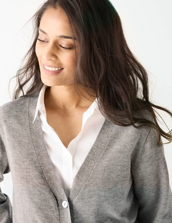 Gilet boutonn&eacute; col V, laine d'agneau (gris chin&eacute;)