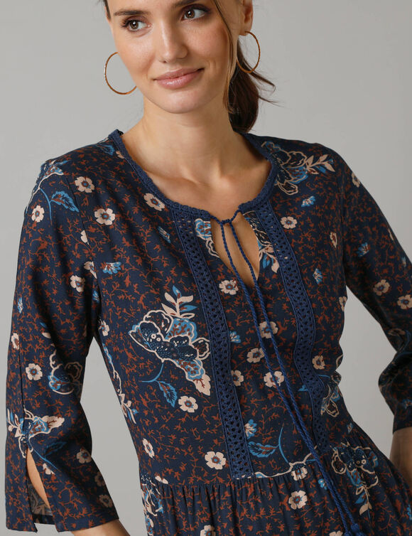 Robe longue imprimée, manches 3/4, détails macramé (marine)
