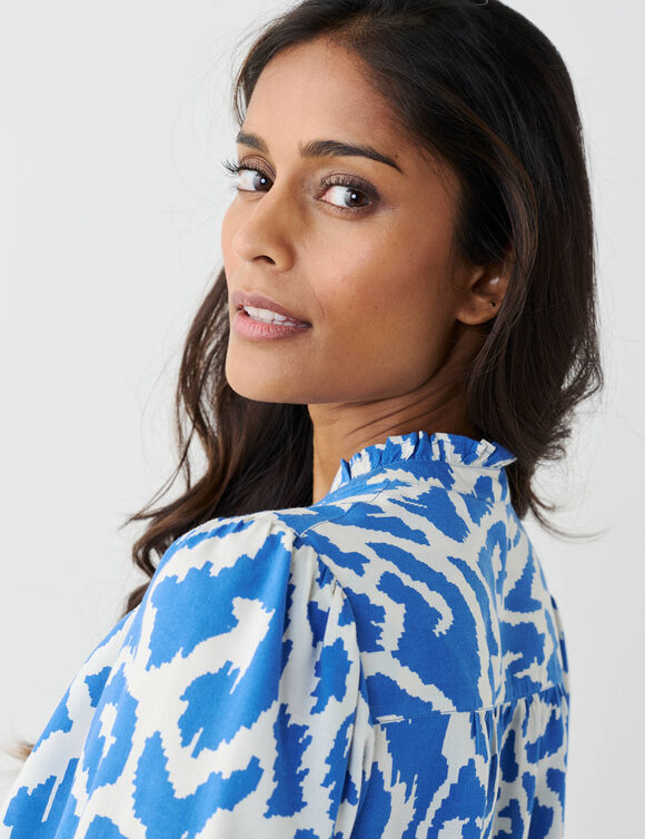 Blouse bicolore col tunisien, manches coudes smock&eacute;es (bleu / beige)