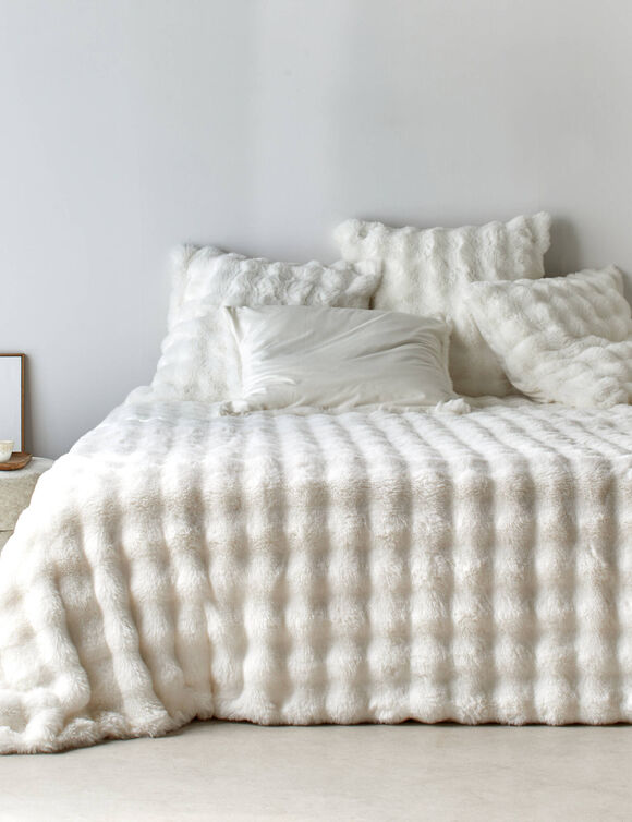 Couvre-lit et taie d'oreiller, aspect fourrure.  (&eacute;cru)