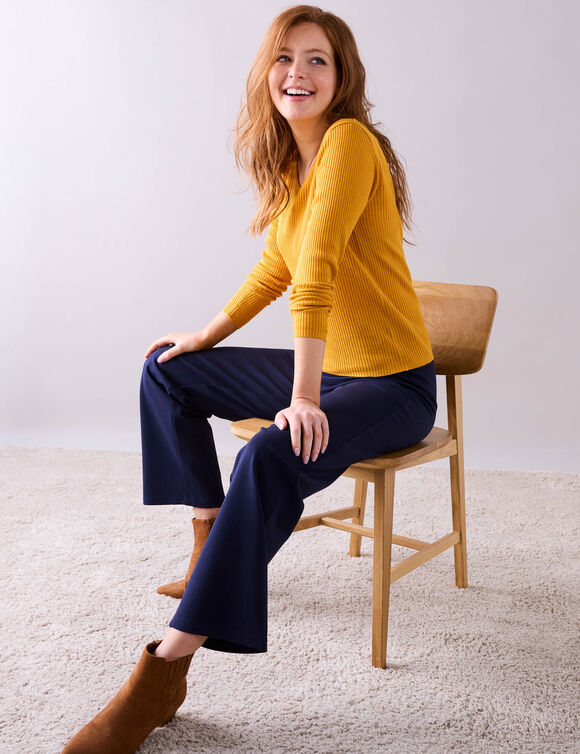 Pull col V, maille c&ocirc;tel&eacute;e (curry)