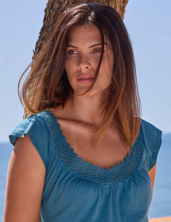 Robe courte en maille, d&eacute;collet&eacute; macram&eacute; (&eacute;meraude)