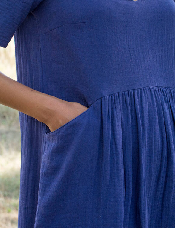 Robe longue unie col V, gaze de coton (indigo)