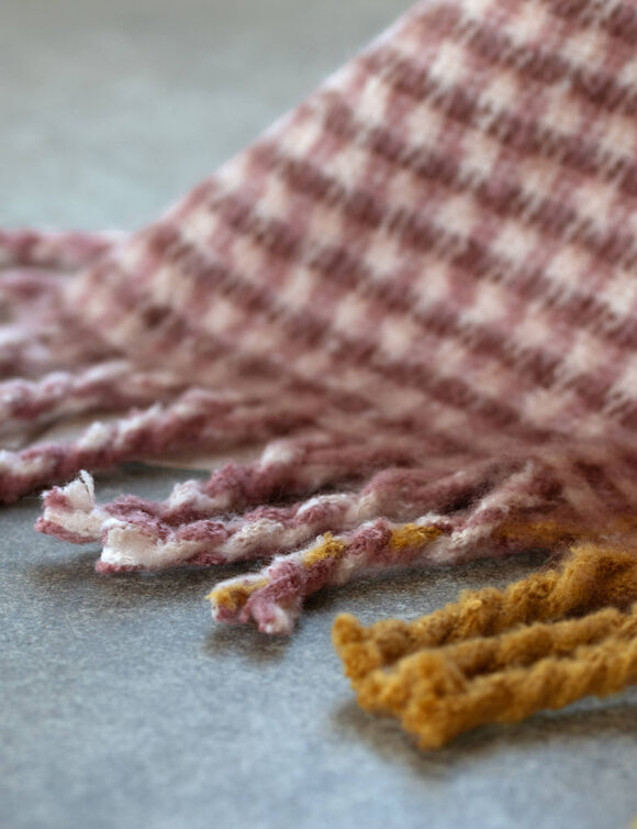Plaid ray&eacute; toucher doux (praline)