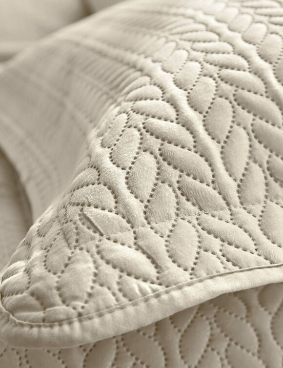 Couvre-lit matelass&eacute; microfibre motif g&eacute;om&eacute;trique (beige)