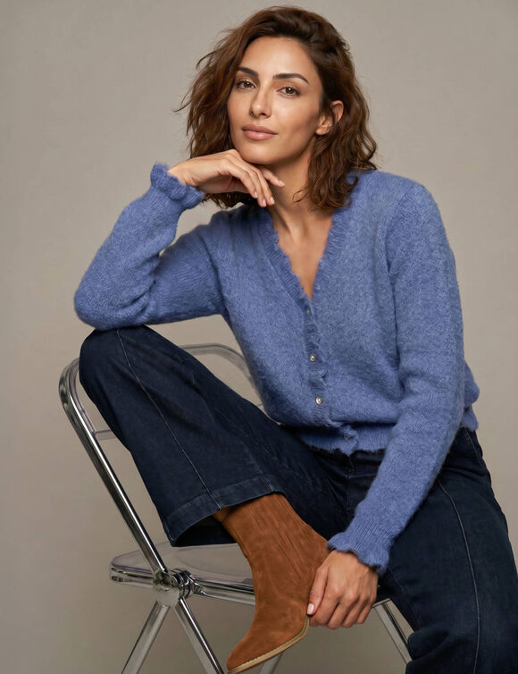 Gilet col V, d&eacute;tails volant&eacute;s (bleu)
