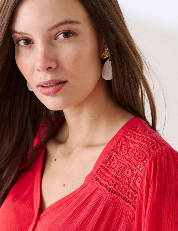 Chemisier col V boutonn&eacute;, cr&eacute;pon fluide macram&eacute; (rouge corail)