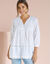 Tuniek met knoopsluiting en plooitjes, macramé (wit)