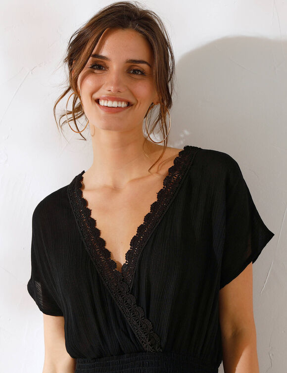 Lange jurk in crepon, detail in macram&eacute; (zwart)