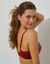Omhullende beha Capucine in tweekleurige kant - met beugels (rood)