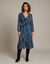 Lange jurk met volants, getecteureerde voile met abstracte bedrukking (blauw)