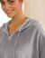 Poncho in fleece met pluchetouch en kap (grijs) Poncho in fleece met pluchetouch en kap (grijs)