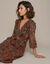 Korte jurk met 3/4-mouwen, V-hals met ruches, voile met Indiase bloemenprint (chocolade / groen)