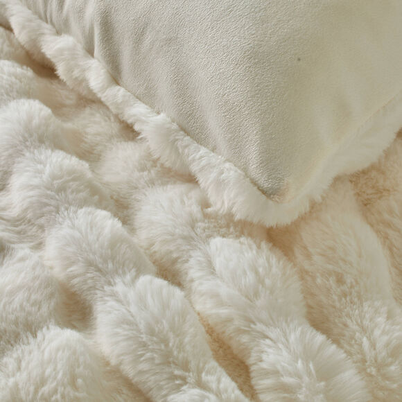 Couvre-lit et taie d'oreiller, aspect fourrure.  (&eacute;cru)